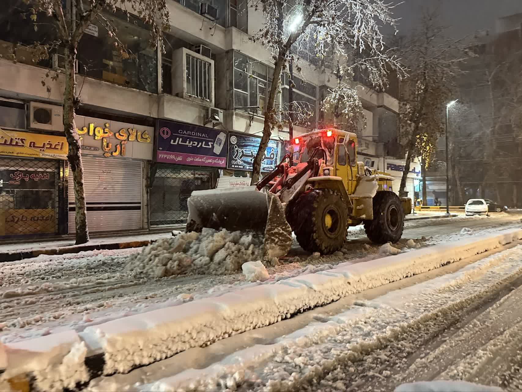 عملیات برف روبی معابر توسط ستاد عملیات زمستانی